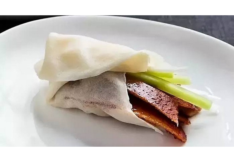 Vịt quay Bắc Kinh cuốn bánh tráng cùng hành lá, dưa chuột