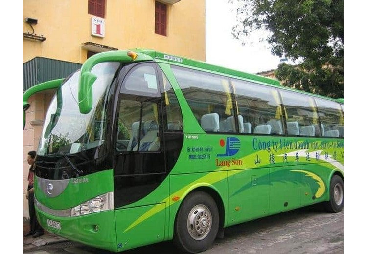 Xe du lịch di chuyển từ Trường Sa đến Trương Gia Giới trên cao tốc
