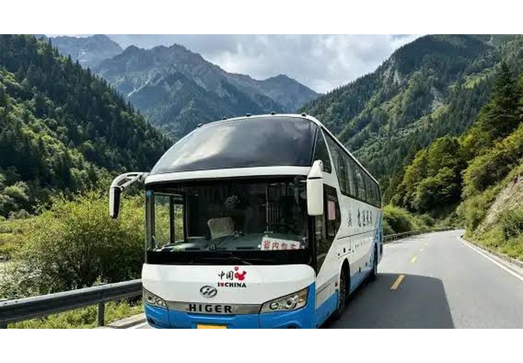Xe du lịch riêng chở đoàn khách từ Cửu Trại Câu sang Hoàng Long