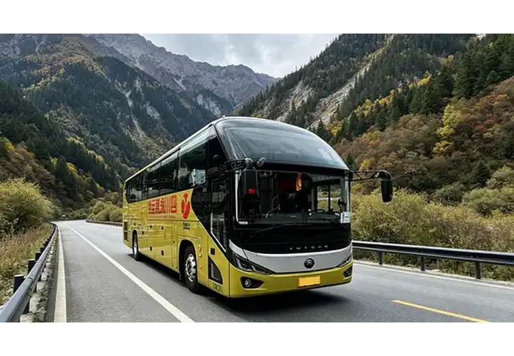 Xe tour di chuyển trên đường đèo từ Thành Đô đến Cửu Trại Câu