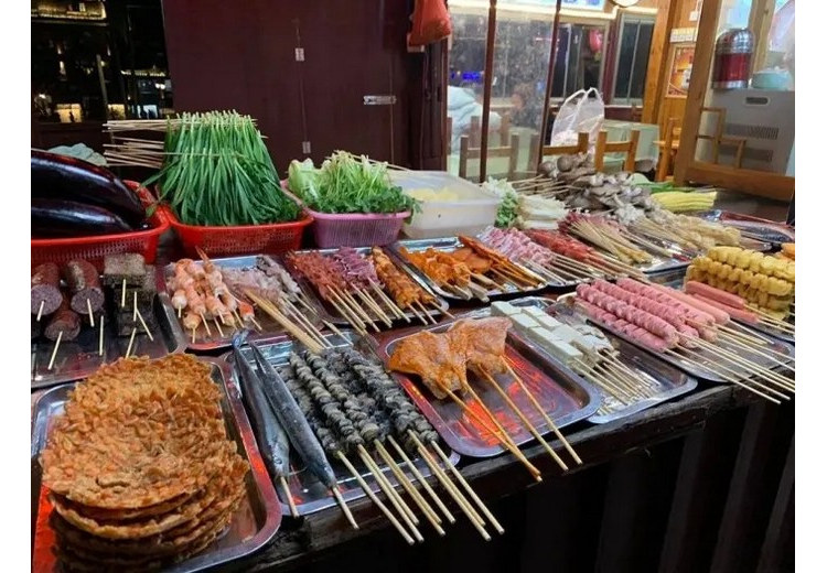 Xiên nướng đường phố bày bán trong khu phố cổ Phượng Hoàng Cổ Trấn