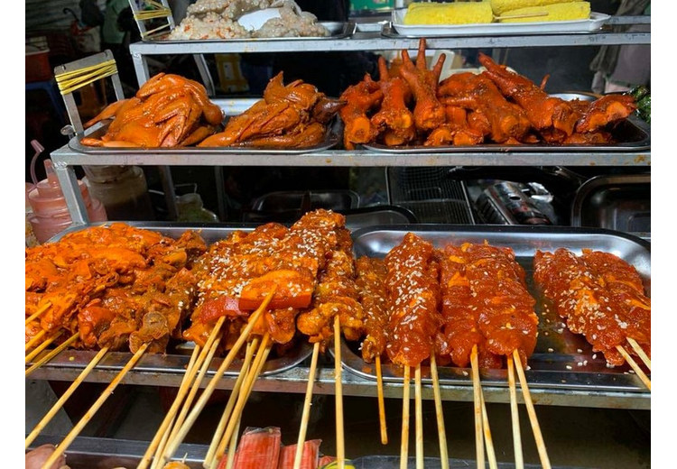 Xiên nướng và bánh khoai môn tại khu ẩm thực đêm gần Tứ Phương Nhai
