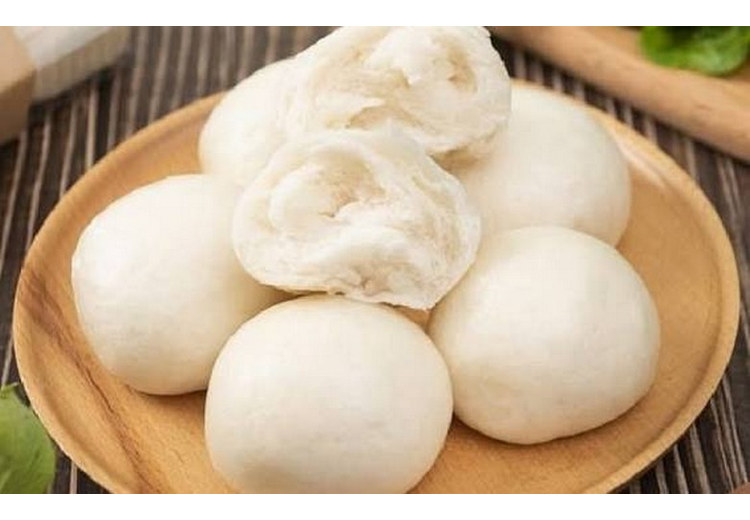 Xửng bánh bao và màn thầu hấp nóng tại quán ăn sáng buổi sớm